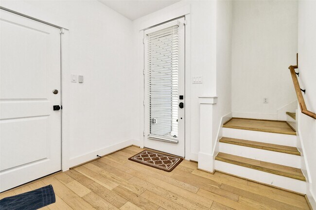 Building Photo - 208 N York St