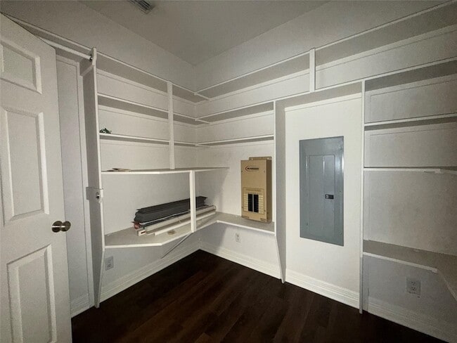 Building Photo - 3815 Holly Ridge Dr