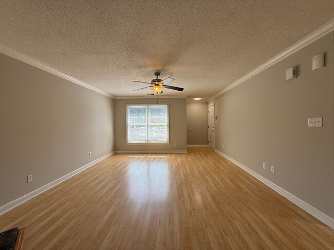Building Photo - Spacious Two Bedroom, 2nd Floor Condo with...