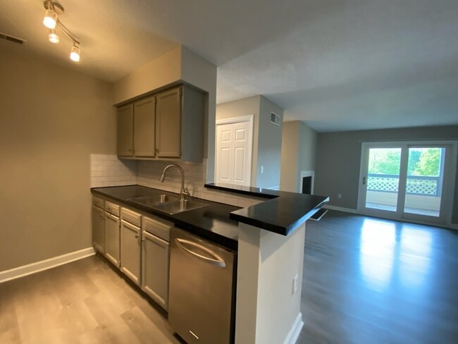 Building Photo - 2 Bedroom, 2 Bath condo