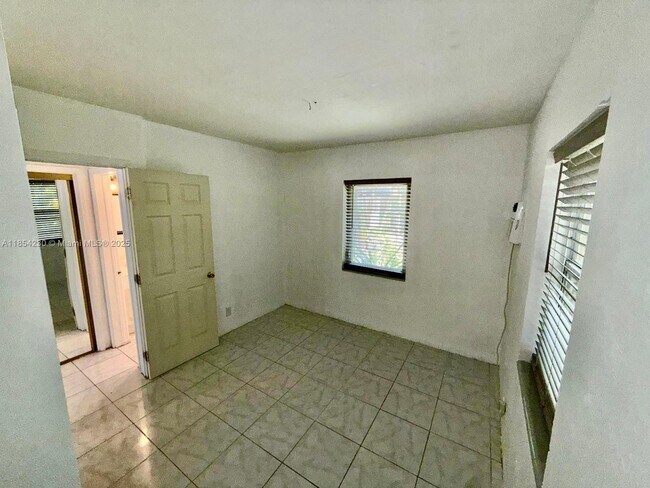 Building Photo - 1061 NE 34th Ct