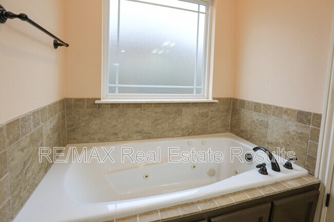 Building Photo - 2202 SW Tupelo Ave