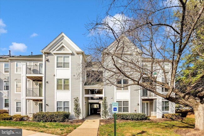 Building Photo - 10001 Vanderbilt Cir