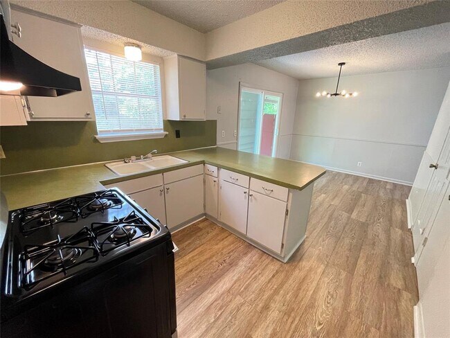 Building Photo - 5900 Glen Meadow Dr