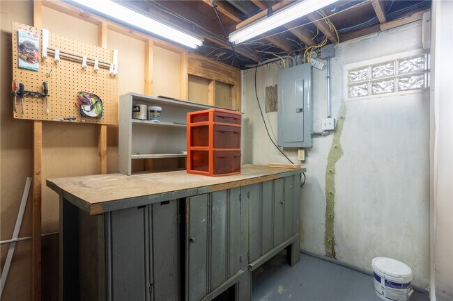 Building Photo - 4464 Mohegan Dr