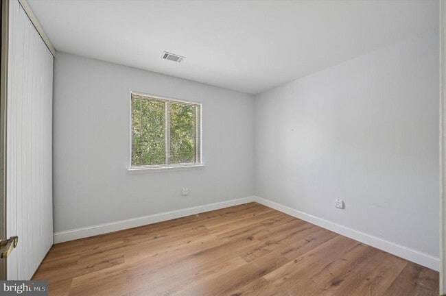Building Photo - 206 Hickory Ct