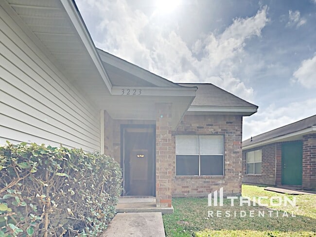 Building Photo - 3223 Kelling St
