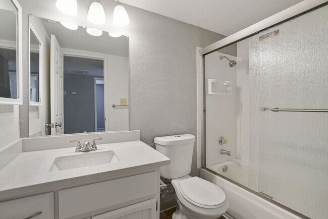 Building Photo - Beautiful duplex locate in Sacramento!
