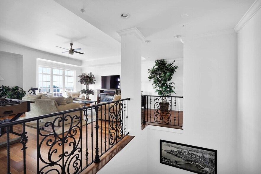 Building Photo - 400 E Bay St