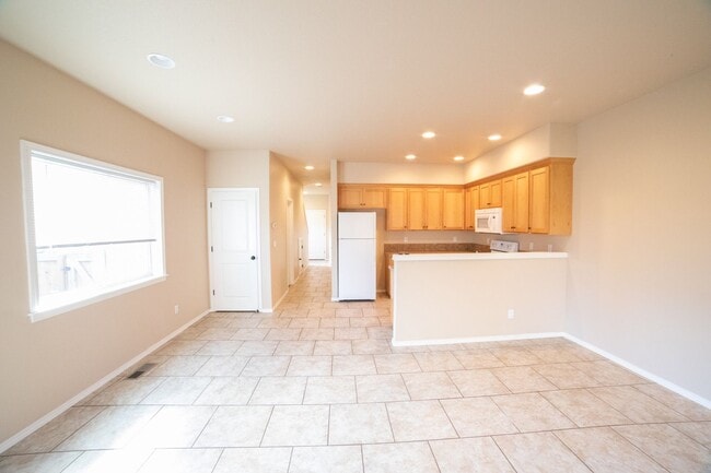 Building Photo - Newer Construction Townhome in Canby