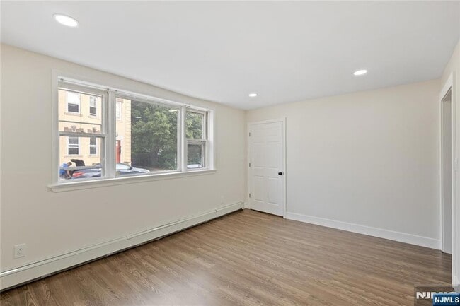 Building Photo - 86 Farnham Ave