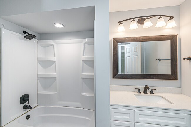 Building Photo - 1403 E Lillian Ave