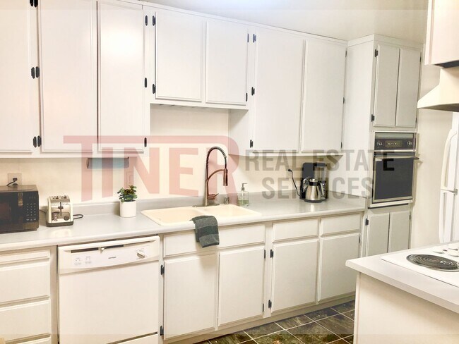 Building Photo - Charming Duplex in Carmichael