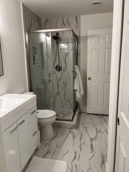 Guest bathroom - 121 Timberbrook Ln