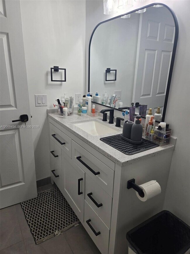 Building Photo - 733 Riverside Dr