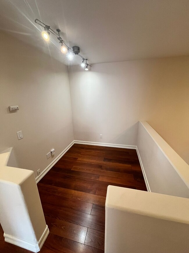Building Photo - Spacious 3-Bedroom, 2.5-Bathroom Home