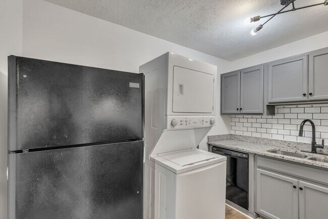 Building Photo - AVAILABLE JULY 10TH. 2 Bed 1 bath FOR LEASE in South Inglewood (East Nashville). $1750 Rent. Pets...