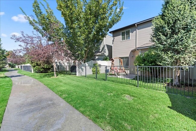 Building Photo - Centrally Located 3 Bedroom 2.5 Bathroom Home
