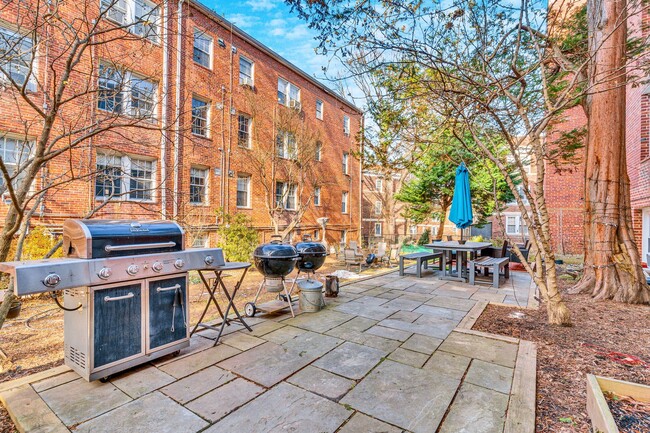 Building Photo - Charming 1-bedroom co-op unit