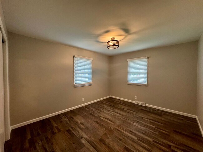 Building Photo - Well maintained 3-bedroom 1.5-bathroom ran...