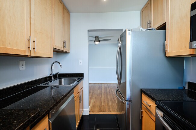 Building Photo - 2832 Hartford St SE