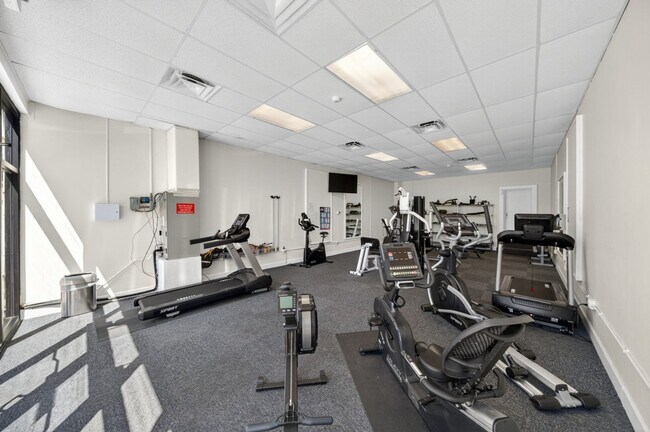 Building Photo - 9850 S Thomas Dr