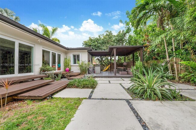 Building Photo - 5800 SW 50th Terrace