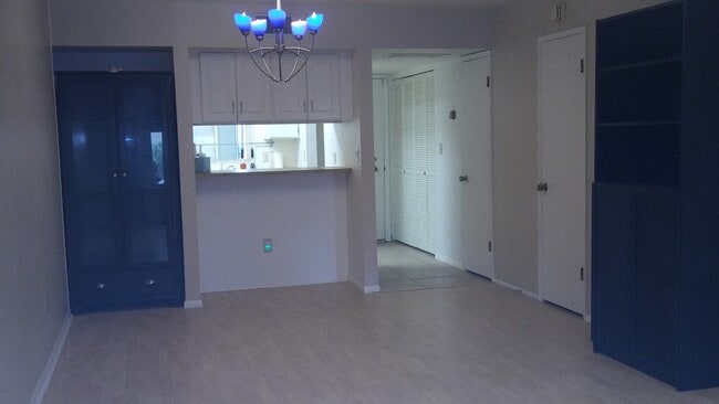 Building Photo - Townhouse