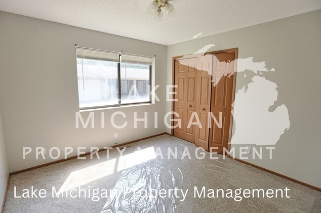 Building Photo - 15528 Clovernook Dr