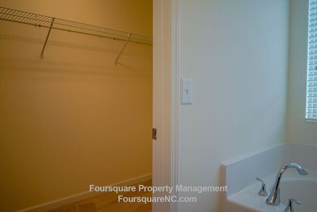 Building Photo - Spacious Single-Family Home with 1st Floor Office, Loft & Fenced Backyard , Includes Washer/Dryer