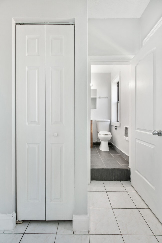 Building Photo - 4520 N Clarendon Ave