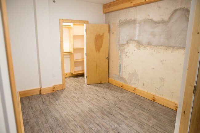 Building Photo - 116 E Market St