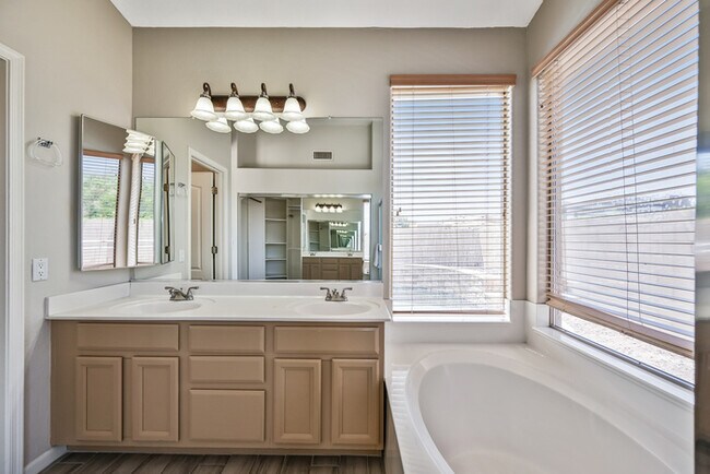 Building Photo - 6937 E Paradise Ln