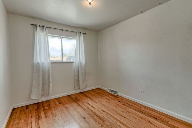 Building Photo - Students Welcome! Great Location!