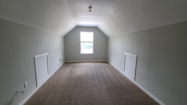 Building Photo - 1593 Queen Elizabeth Dr