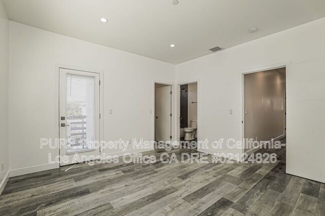 Building Photo - 1342 N Kenmore Ave