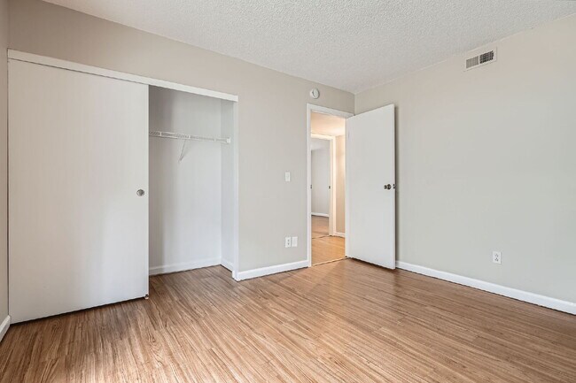 Building Photo - Spacious 1,177 sq ft 3-Bed / 2-Bath Condo ...
