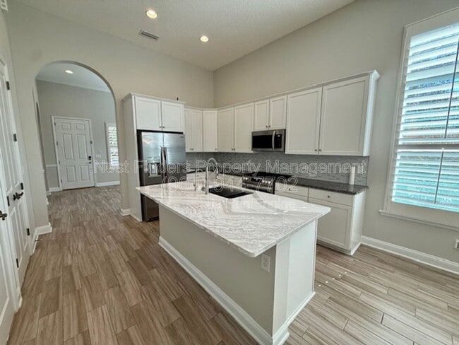 Building Photo - 628 Town Plaza Ave