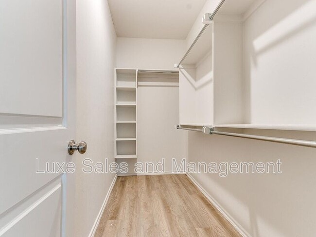 Building Photo - 3703 N Divis Ave