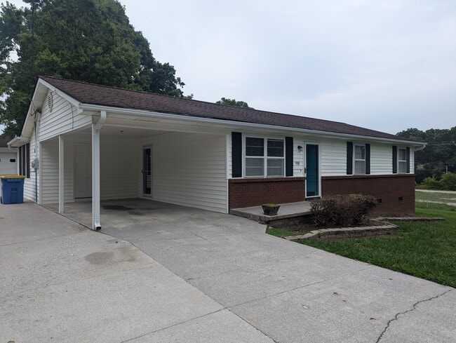 Building Photo - 908 Columbia Rd