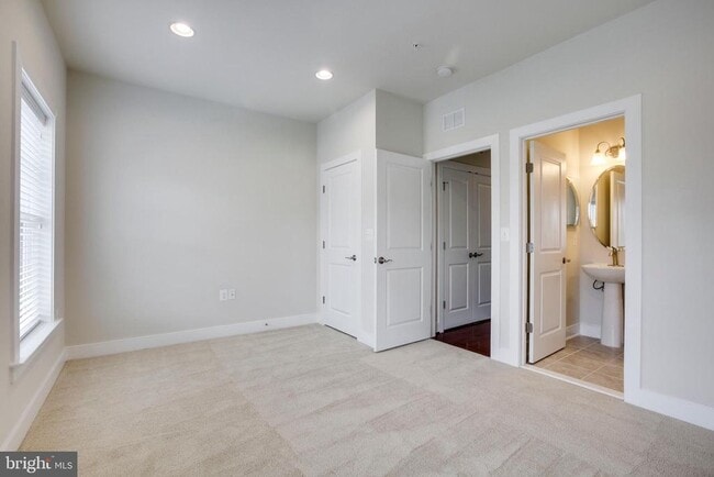 Building Photo - 723 Diamond Ave