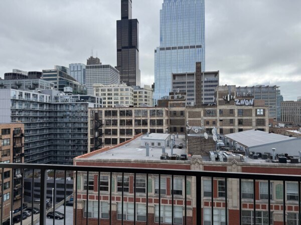 Building Photo - 700 W Van Buren St