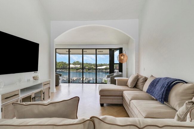 Building Photo - 543 Bay Colony Dr N