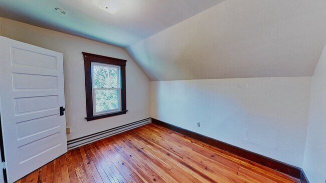 Building Photo - [In-Unit Laundry; Garden] Townhouse-Style Living, with Historical Details & Parking!