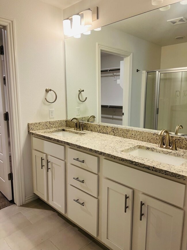 Building Photo - Beautiful 3 Bedroom 2 Bathroom Home