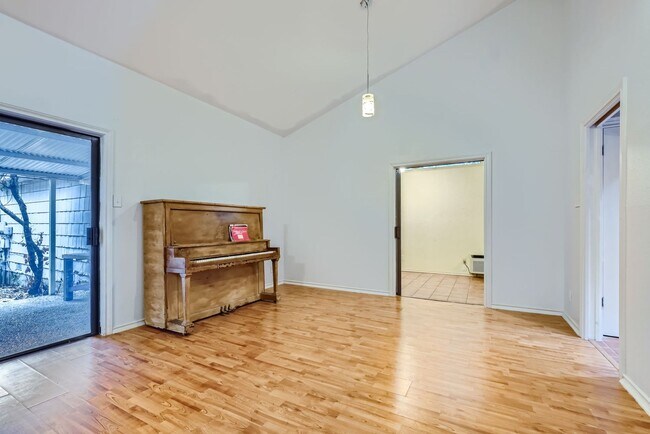 Building Photo - Charming 2-BR/2-Bath Home in the Heart of ...