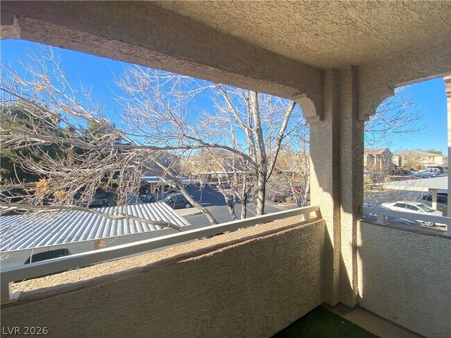 Building Photo - 3400 Cabana Dr