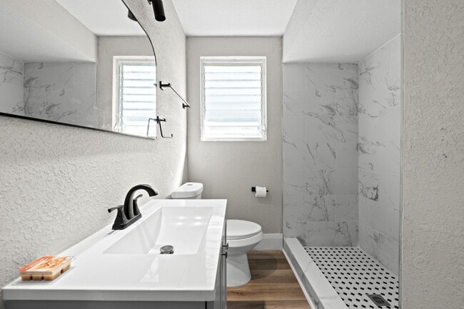 Building Photo - 1010 E Lake Ave