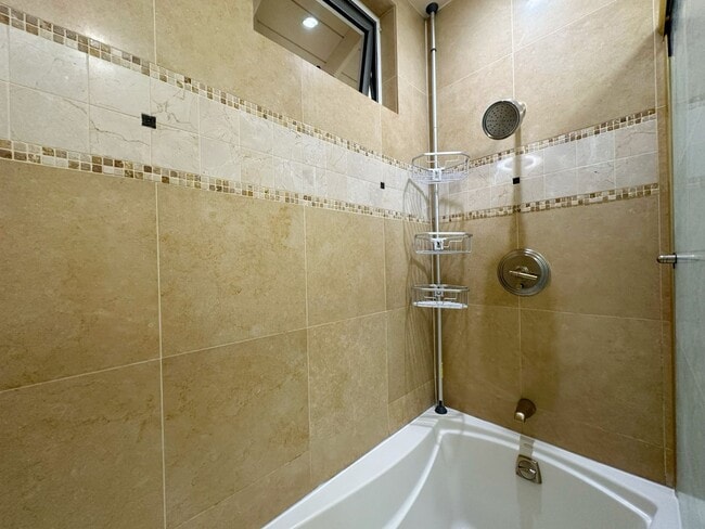 Building Photo - 2-Bedroom Executive Duplex in Serene Manoa...