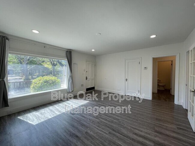 Building Photo - 266 E 6th Ave